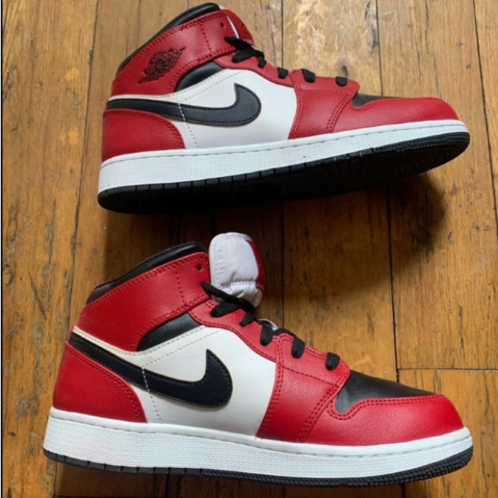 Air Jordan 1 Mid Chicago- please read description